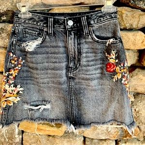 Abercrombie & Fitch floral embroidered jean skirt 24 💐